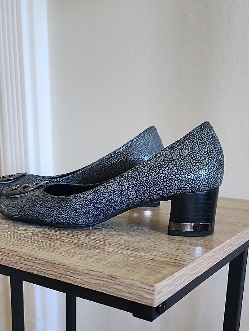Tory Burch Green Pebbled Leather Pumps with Logo Medallion